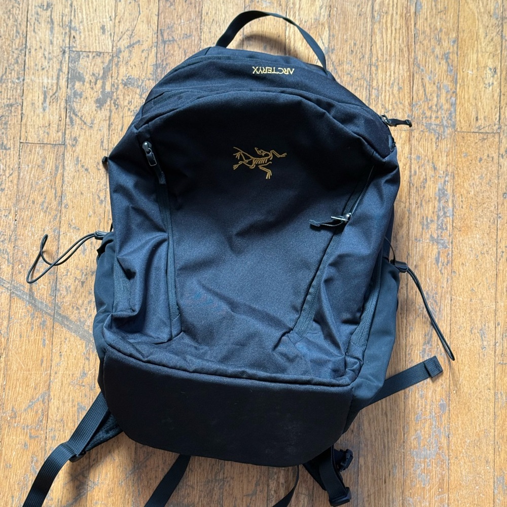 Arc'teryx MANTIS 26 Backpack // black with Gold Logo